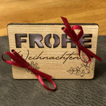 Lade das Bild in den Galerie-Viewer, Geschenkkarte aus Holz - Frohe Weihnachten