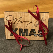 Lade das Bild in den Galerie-Viewer, Geschenkkarte aus Holz - Merry Xmas
