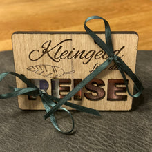 Lade das Bild in den Galerie-Viewer, Geschenkkarte aus Holz - Kleingeld für die Reise
